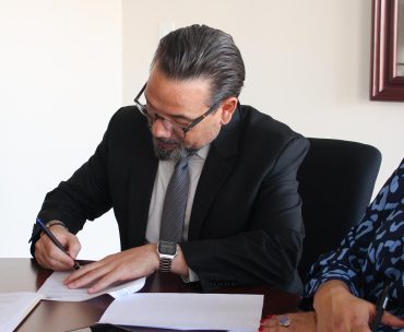 Magistrado Medina firmando el convenio de Cooperación