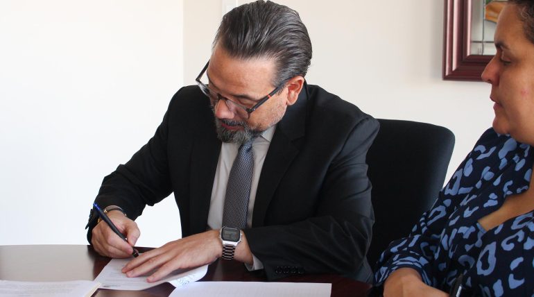 Magistrado Medina firmando el convenio de Cooperación