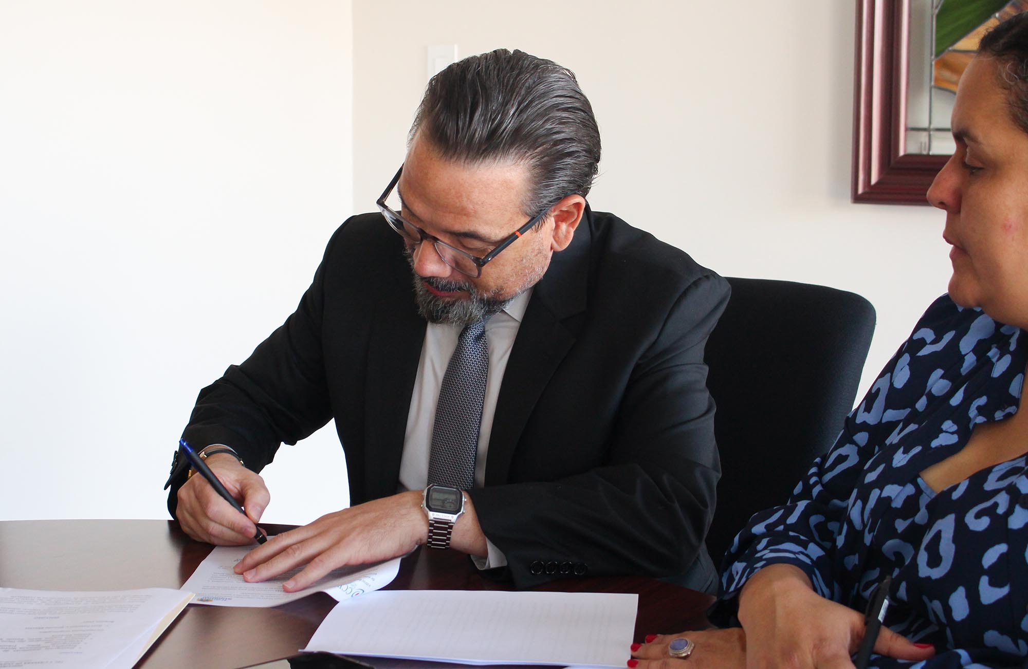 Magistrado Medina firmando el convenio de Cooperación