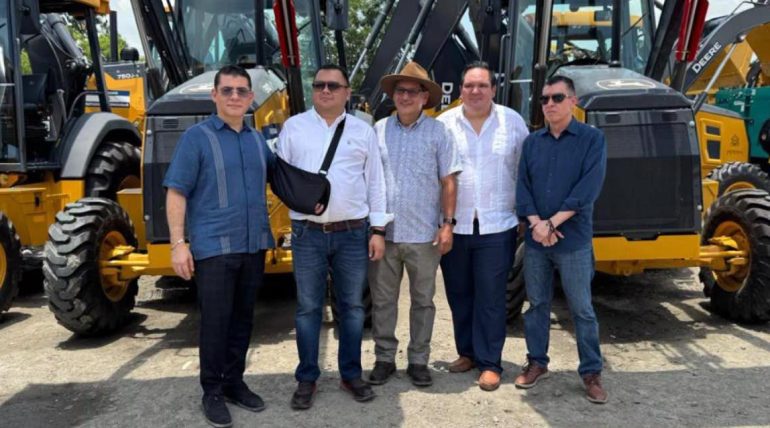 Magistrado presidente en entrega de maquinaria municipal