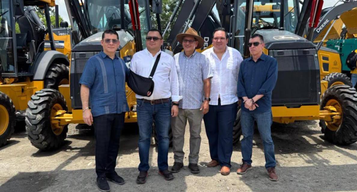 Magistrado presidente en entrega de maquinaria municipal